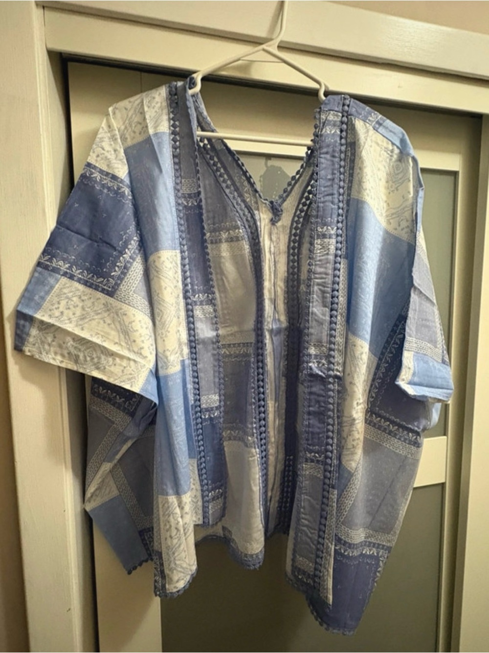 En créme boho style coverup nwt size small